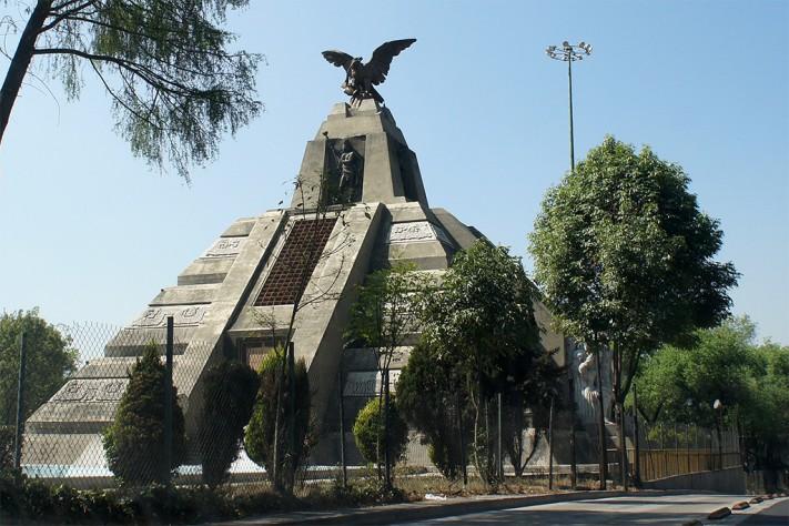 Monumento a La Raza