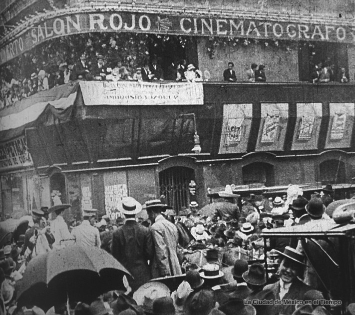 La multitud se agolpa afuera del Salón Rojo para vitorear a Francisco I. Madero Imagen Fundación Salvador Toscano