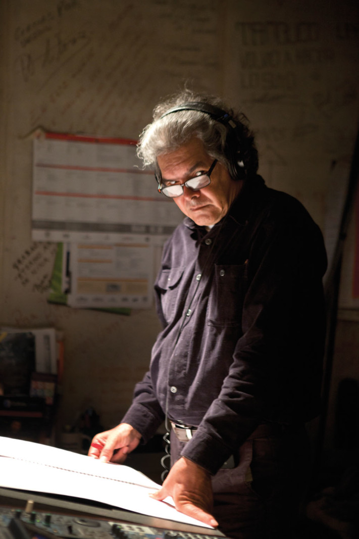 Arturo Márquez en cabina de grabación © UNAM