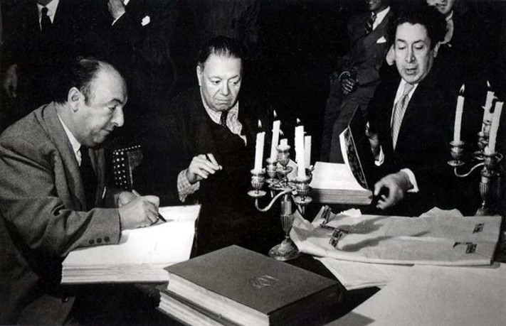 Con Diego Rivera y Siqueiros, en 1950, en la firma de la primera edición de Canto General