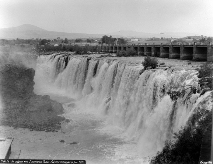 Caída de agua en Juanacatlán, Guadalajara, 1923. © Fondo Fam. Álvarez Bravo y Urbajtel. | Guillermos Kahlo, INAH