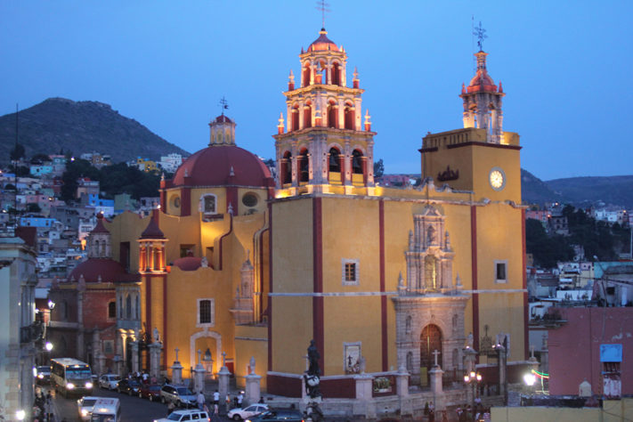 Basílica_Colegiata_de_Nuestra_Señora_de_Guanajuato_vista_de_noche-01